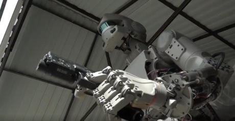 VIDEO: FEDOR el “Terminator Ruso”que dispara armas con precisión milimétrica