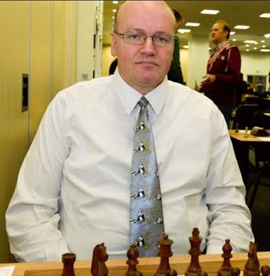 Ahí está, es él; su nombre: MAGNUS CARLSEN !! (55)