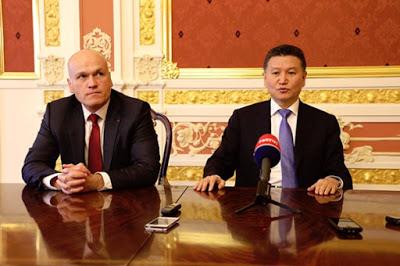 Ahí está, es él; su nombre: MAGNUS CARLSEN !! (55)