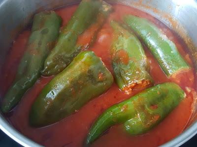 PIMIENTOS RELLENOS EN TOMATE