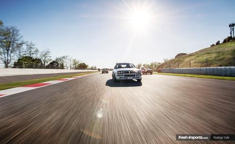 Más de 100 coches clásicos posan en pista para una sesión fotográfica.