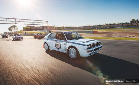 Más de 100 coches clásicos posan en pista para una sesión fotográfica.