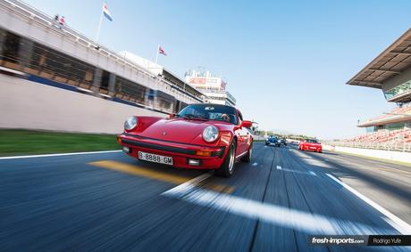 Más de 100 coches clásicos posan en pista para una sesión fotográfica.