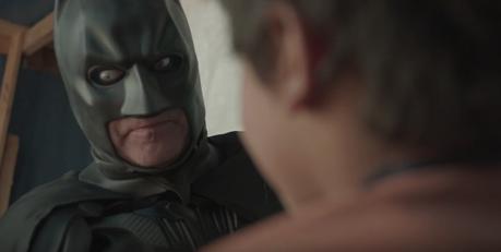 Batman y un niño refugiado se hacen amigos en este anuncio, aunque nada es lo que parece