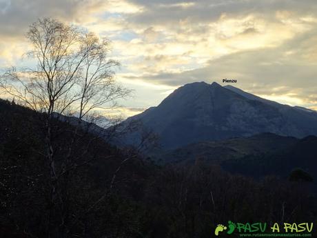 Ruta al Pico Gobia y La Forquita: Vista del Pienzu desde la Forquita