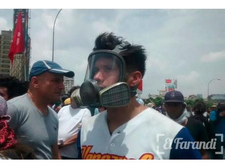 El show de “Chyno” (@jesusmiranda)  llegó a la marcha opositora con su máscara antigás (FOTO)