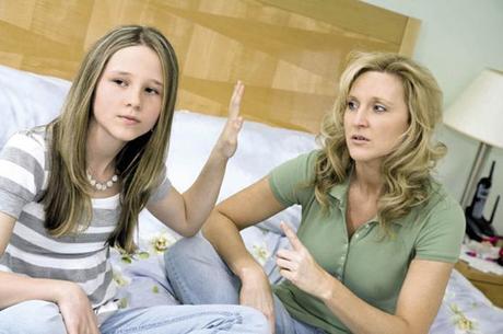 Imagen de una madre y su hija adolescente sentadas hablando, que no se entienden.
