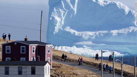 Un impresionante #iceberg sorprende a una pequeña ciudad en #Canadá  (FOTO)