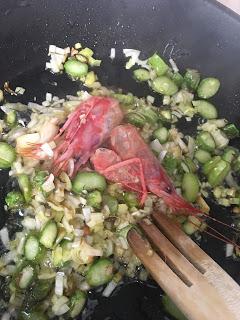 SOUFFLE SALADO CON ESPARRAGOS, AJOS TIERNOS Y GAMBAS