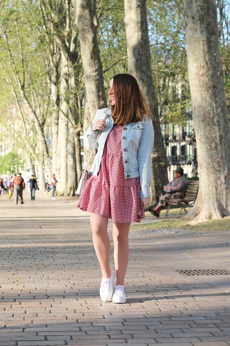 Cómo llevar un vestido de cuadros vichy