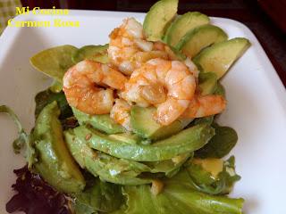 ENSALADA TEMPLADA DE AGUACATE CON LANGOSTINOS AL AJILLO