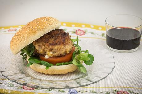 Hamburguesa casera rellena de queso de cabra