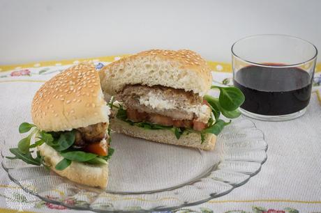 Hamburguesa casera rellena de queso de cabra Hamburguesa casera rellena de queso de cabra