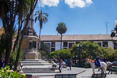 Cambio de guardia en Carondelet // Basílica del voto nacional