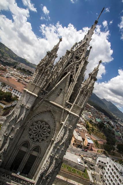 Cambio de guardia en Carondelet // Basílica del voto nacional