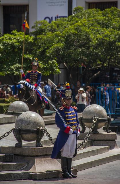 Cambio de guardia en Carondelet // Basílica del voto nacional