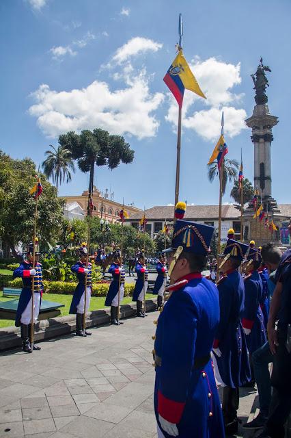 Cambio de guardia en Carondelet // Basílica del voto nacional