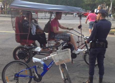 VIDEO: Acosan a bicitaxistas en La Habana