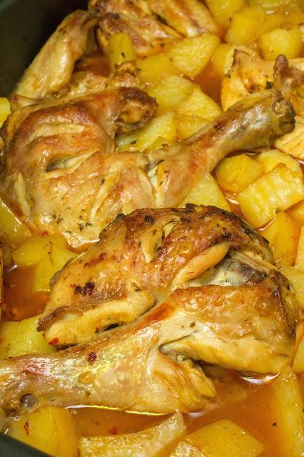Pollo asado al mojo rojo con patatas