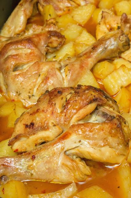 Pollo asado al mojo rojo con patatas