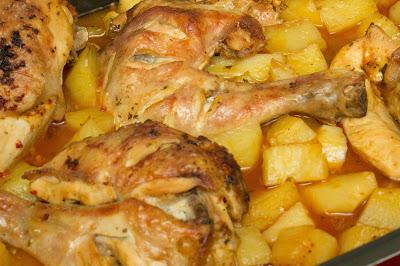 Pollo asado al mojo rojo con patatas