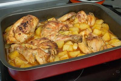 Pollo asado al mojo rojo con patatas