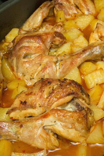 Pollo asado al mojo rojo con patatas