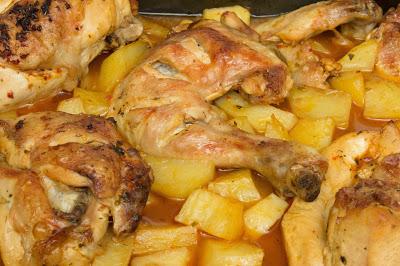Pollo asado al mojo rojo con patatas