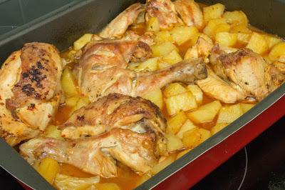 Pollo asado al mojo rojo con patatas