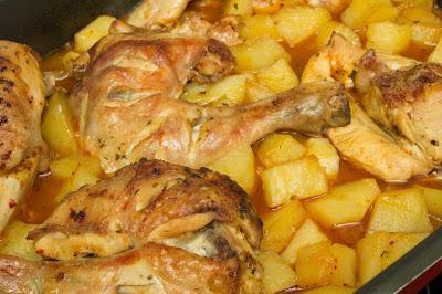 Pollo asado al mojo rojo con patatas