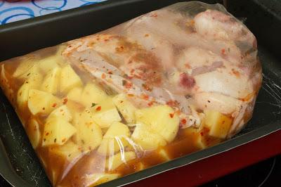 Pollo asado al mojo rojo con patatas