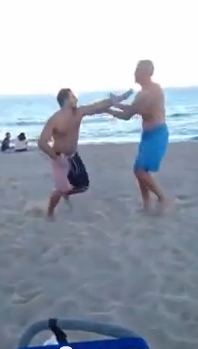Padre noquea a borracho por molestar a su hija en la playa.