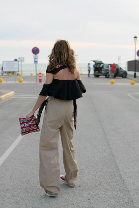 chinos oversize y top off the shoulder