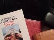 mujer libreta roja (Antoine Laurain)