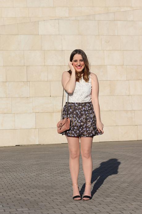 Outfit con falda de flores