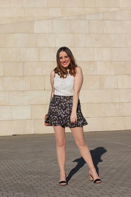 Outfit con falda de flores