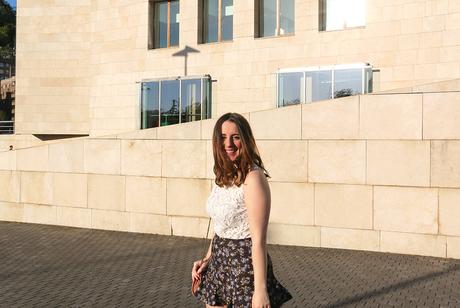 Outfit con falda de flores