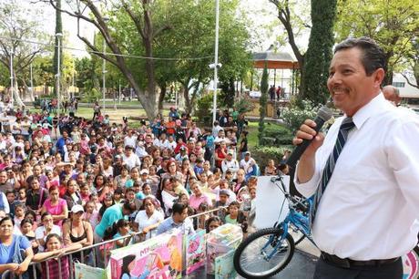 Ricardo Gallardo entrega juguetes en varias colonias por el día del niño