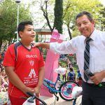 Ricardo Gallardo entrega juguetes en varias colonias por el día del niño