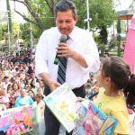 Ricardo Gallardo entrega juguetes en varias colonias por el día del niño