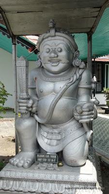 Yogyakarta; de los sultanes a las playas del Índico Yogyakarta; de los sultanes a las playas del Índico