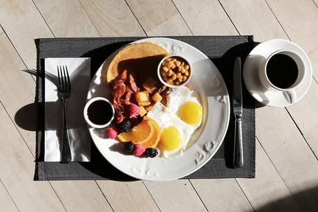 Comer un desayuno más grande que la cena