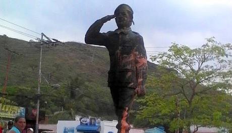 [EL PUEBLO ARRECHO]   La estatua Chávez Ardió en #Carabobo (FOTO)