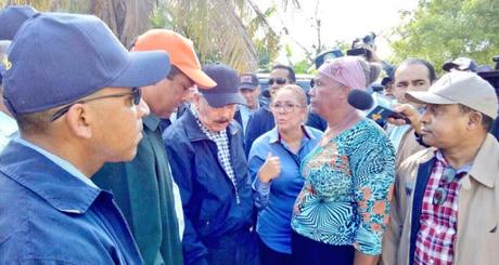 Danilo recorre zonas afectadas por lluvias en la provincia Barahona.