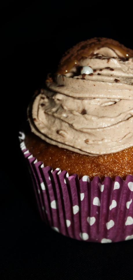 CUPCAKES DE DULCE DE LECHE CON FROSTING DE AVELLANAS