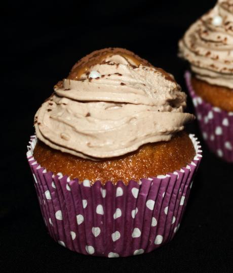 CUPCAKES DE DULCE DE LECHE CON FROSTING DE AVELLANAS