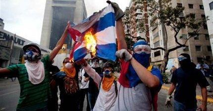 El significado de una bandera quemada por la oposición en Venezuela