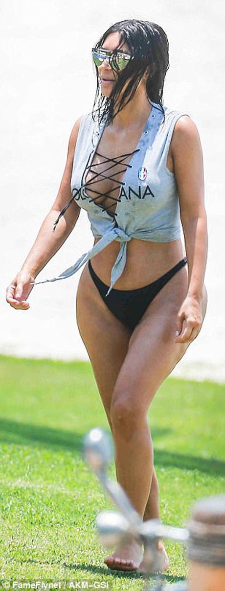 Kim Kardashian muestra su enorrrrrme  trasero en atrevido bikini negro (FOTOS)