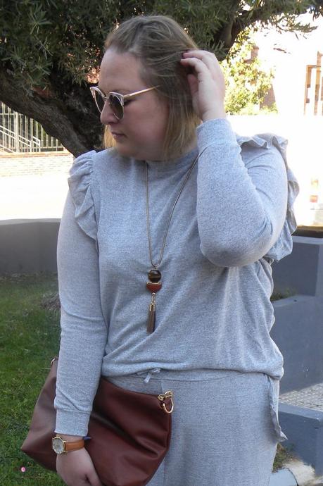 look talla grande curvy con pantalon gris chandal de asos con voalntes en los bolsillos y jersey gris con volantes en los hombros de asos
