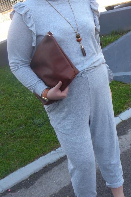 look talla grande curvy con pantalon gris chandal de asos con voalntes en los bolsillos y jersey gris con volantes en los hombros de asos